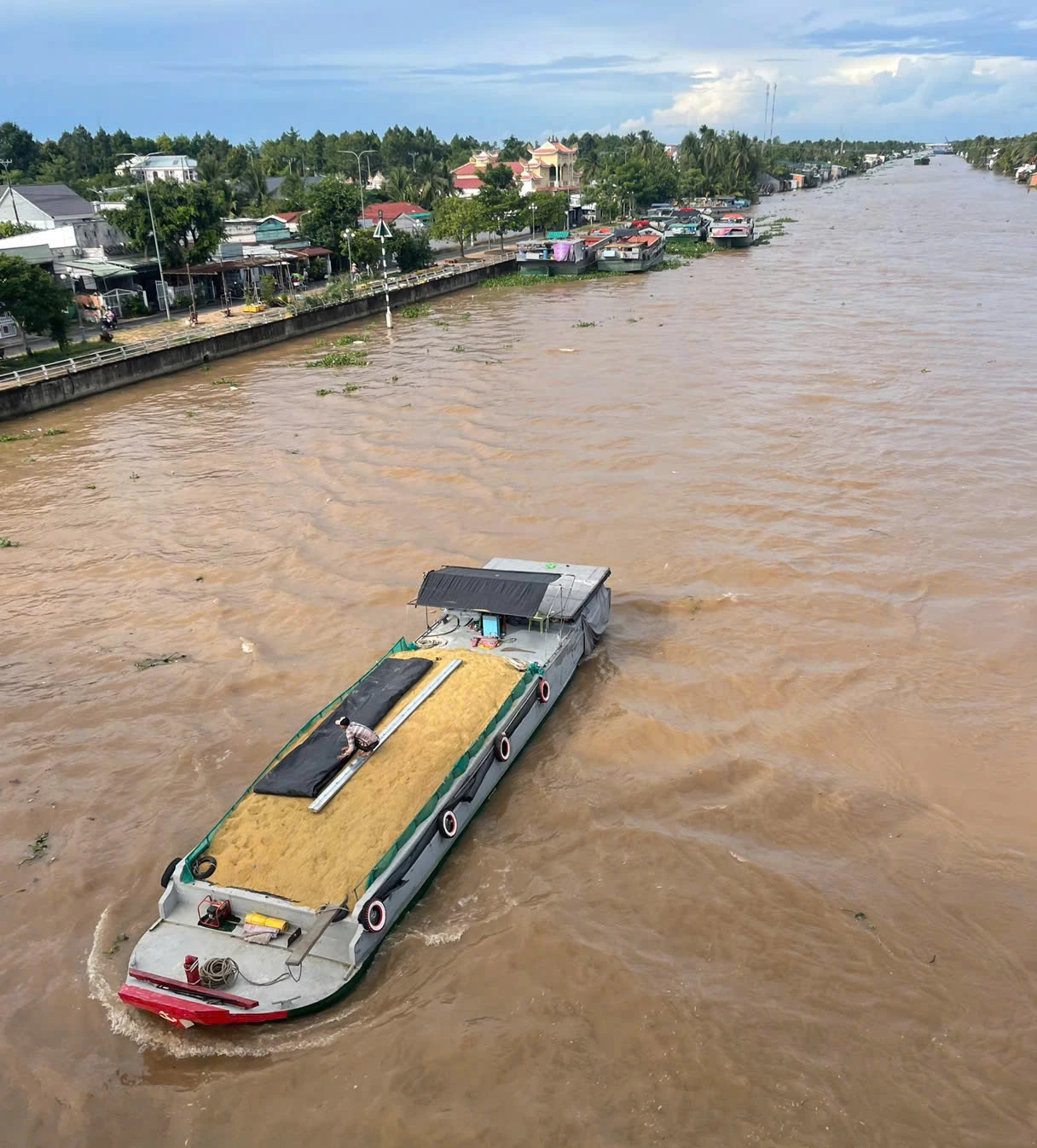 River transport from the supplied Vũ Phong Phú photo archive