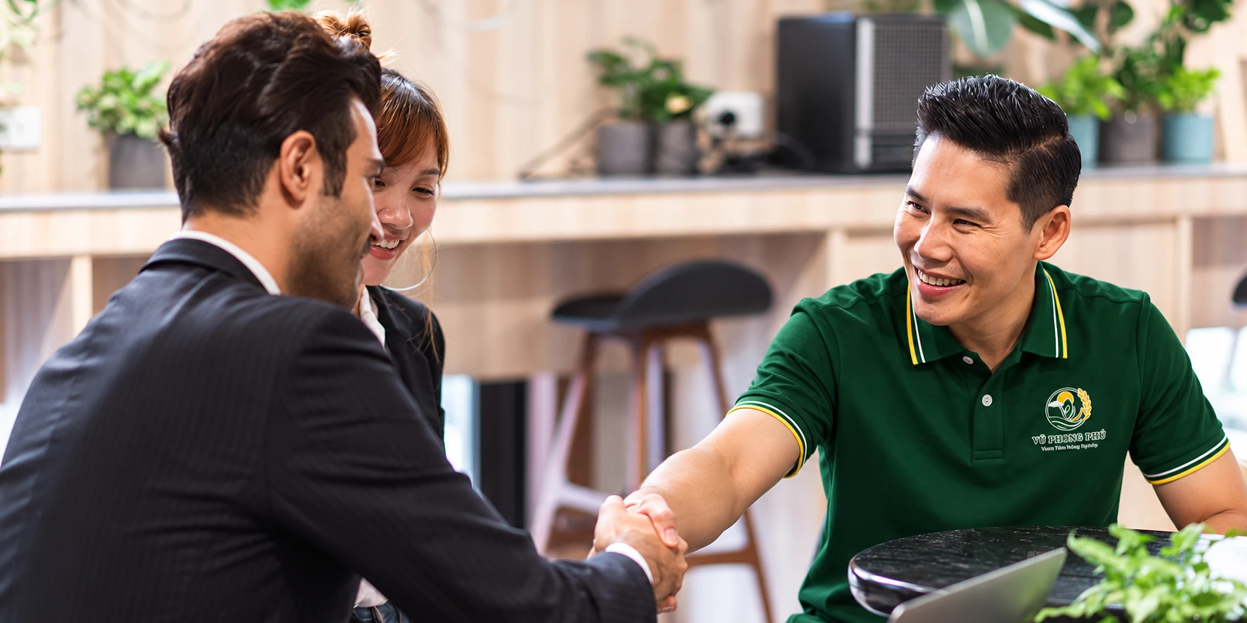 Partnership discussion from the supplied Vũ Phong Phú marketing archive