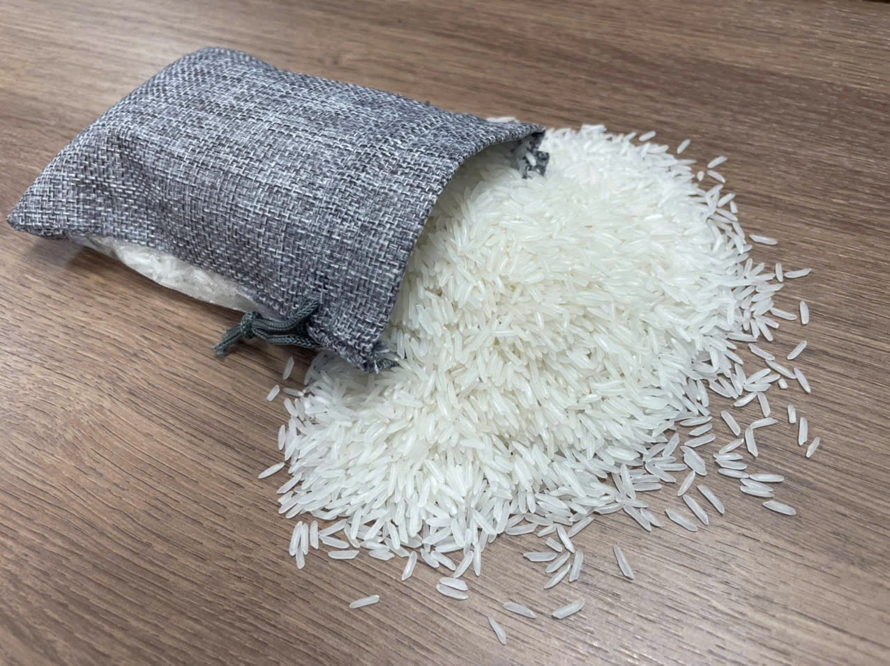 ST25 · Rice sample on a wooden surface